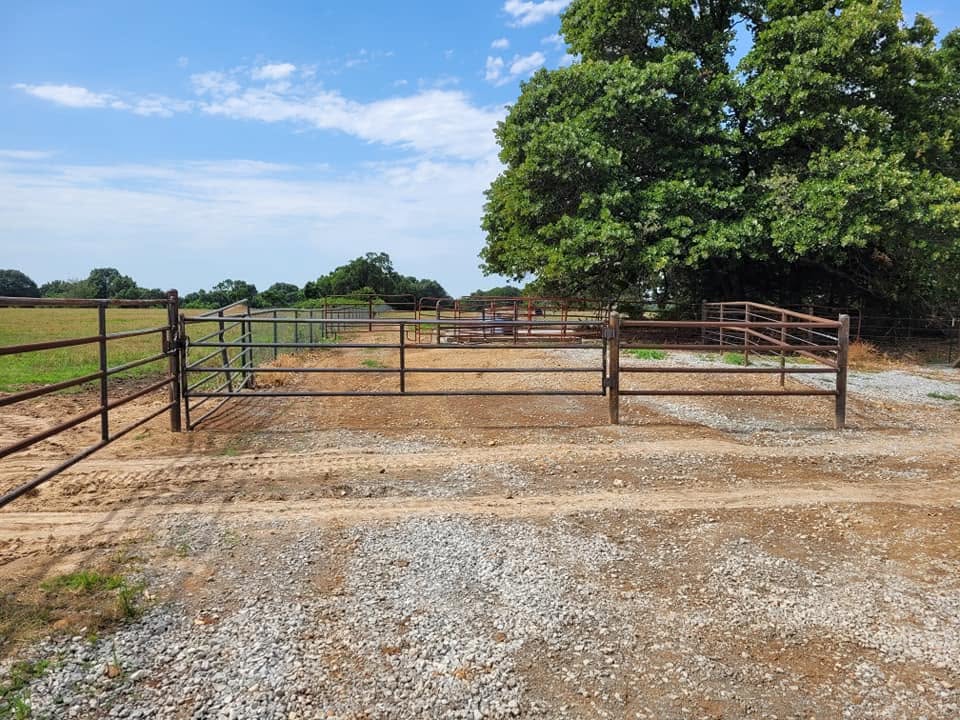 Cattle pen corner post and gate