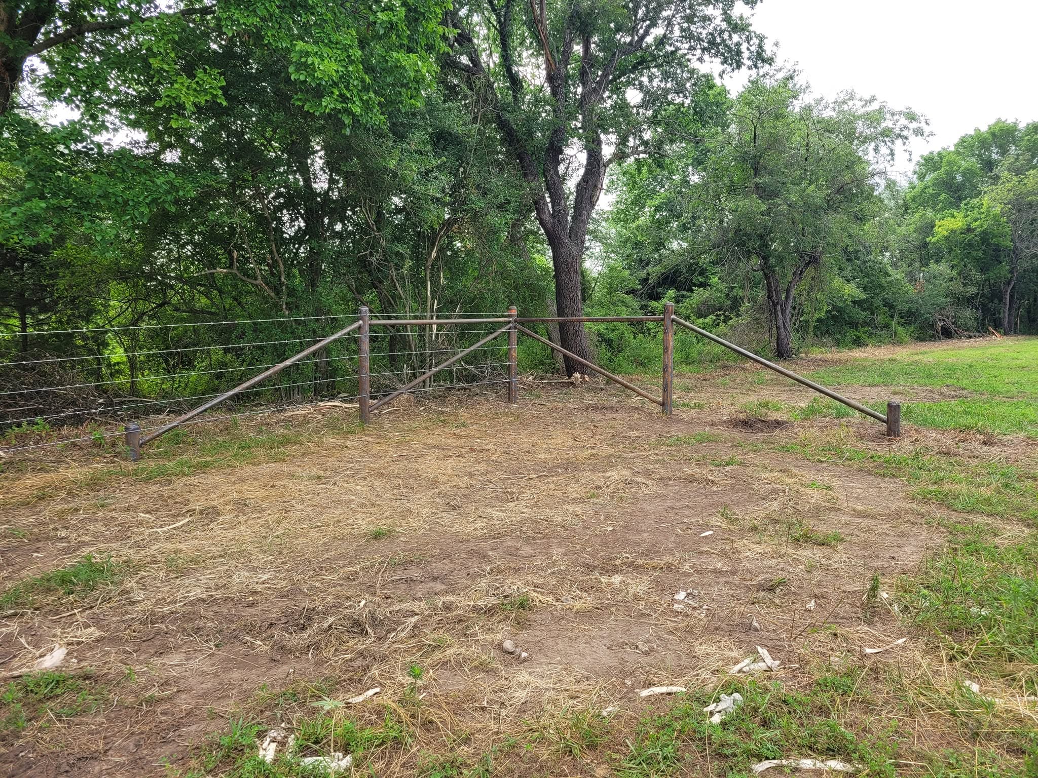 Barbwire fence corner with H-brace