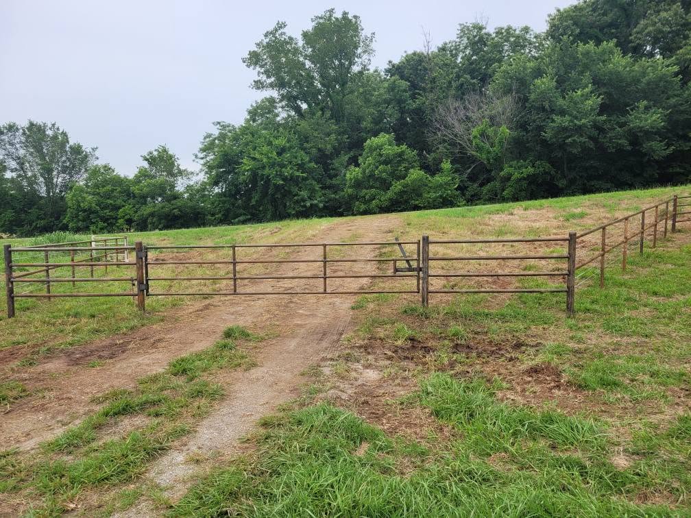 Offset entry gate and fence corner