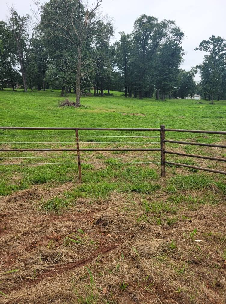 Custom gate with slide latch