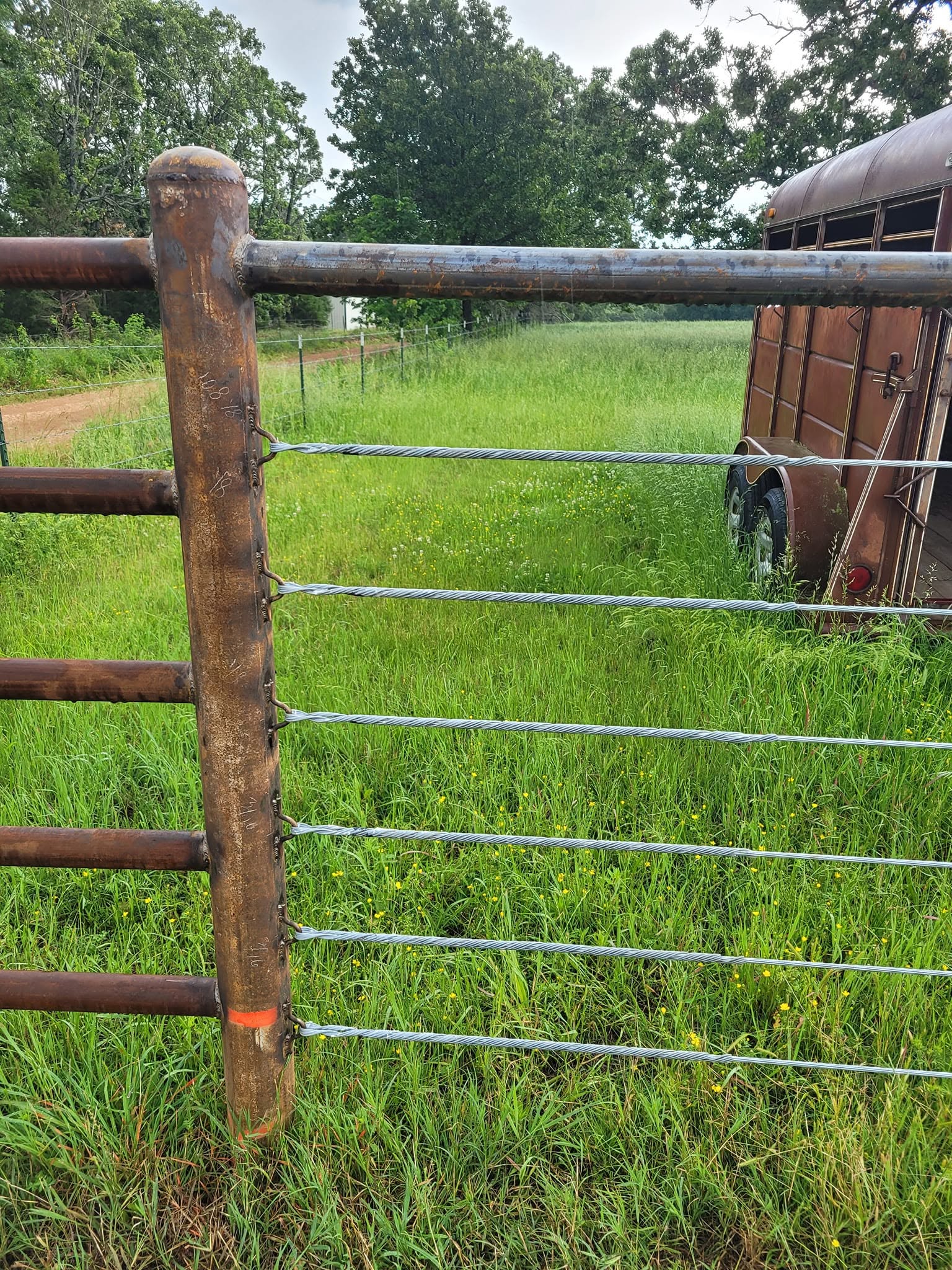 Pipe gate hinge and cable fence